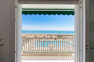 vista mare dal terrazzo appartamento in vendita a lignano sabbiadoro