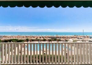 terrazzo vista mare e piscina a lignano sabbiadoro