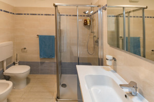 bagno con box doccia wc e bidetappartamento in vendita