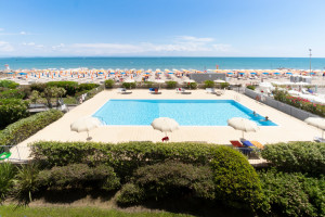 vista piscina appartamento bicamere in vendita a lignano sabbiadoro