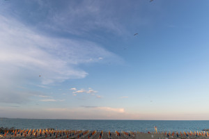 vista mare romantica al tramonto a lignano sabbiadoro